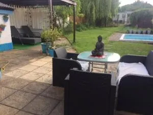 Modern bungalow with private swimming pool - 梅登黑德