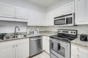 1 Mi to Beach Myrtle Beach Condo with Pool Access