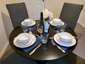 8 Guests - 4 Bedrooms - Parking - Garden