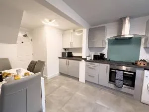 Immaculate 5 Bedroom House - Weldon