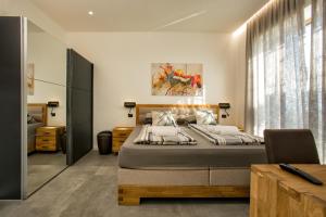 Habitación con cama grande y vistas al mar