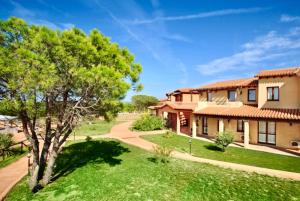 ISA-Residence with swimming-pool in Vignola Mare, apartments with air conditioning and private outdoor area