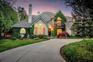 Chateau Woodlands in Salt Lake with Guesthouse and Hot Tub - Nalani