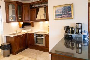 Avgerinos Ηome BREAKFAST BASKET COMPLIMENTARY