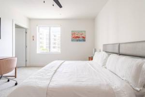 Waterside Retreat: Modern 2BR, Mins to Beach & Apt