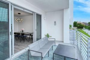 Waterside Retreat: Modern 2BR, Mins to Beach & Apt