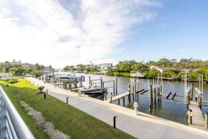 Waterside Retreat: Modern 2BR, Mins to Beach & Apt