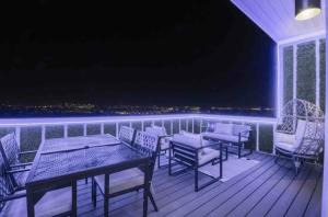 Luxury four-story Home, Rooftop Deck with views, PingPong! Sleeps 12!