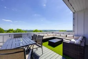 Luxury four-story Home with Rooftop views, 10min to Downtown! Sleeps 12! - Whites Creek