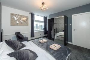 *Superb Location* 18th floor Apt