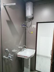 PR Resort - walking distance to JW Marriott hotel Couple friendly