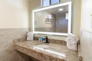 Beachfront Exploration Oceanfront King Room 1st Fl