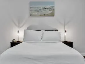 Coastal Charm Studio Beach House in Pompano Beach - Lighthouse Point