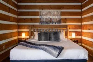 Tranquil Timber Retreat -View+HotTub+FirePit&More! - East Fork