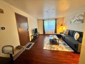 Quiet Cozy 2BR APT Black out Curtains