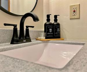 Quiet Cozy 2BR APT Black out Curtains