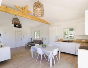 Maisonnette avec 2 chambres climatisée en face de la plage de Gigaro