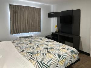 King Studio with Sofa Bed - Non-Smoking room in Studio 6 Ogden UT 21st Street