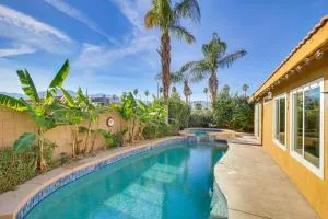 Hot Tub, Bar and Outdoor Kitchen Chic Indio Retreat - Desert Groves Mobile Home Park