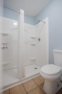 Queen Room with Two Queen Beds - Pet-friendly room in Southern Oaks Inn - Saint Augustine