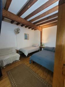 Casa Encantada, Habitaciones privadas y áreas compartidas