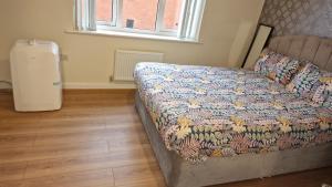 Stunning canal view 2 bedroom home with free parking