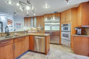 Pool and Hot Tub Spacious Villa in Coral Springs!