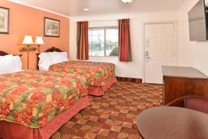 Double Room with Two Double Beds room in Americas Best Value Inn & Suites Klamath Falls
