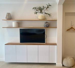 Adorable Studio next to cafe, walk to beach!