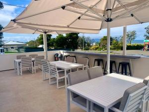 Adorable Studio next to cafe, walk to beach!