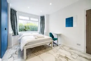 Luxurious 2 bedroom flat with parking and garden, 5 mins walk to train station and bus stop opposite property - Harlesden