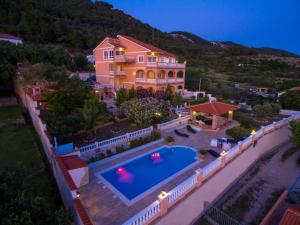 Family-friendly apartments with swimming pool Banjol, Rab - 21952 