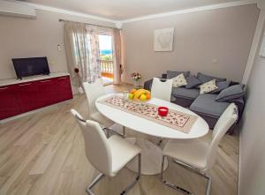 Family-friendly apartments with swimming pool Banjol, Rab - 21952