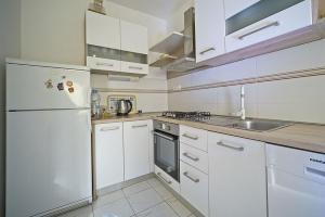 Apartments by the sea Postira, Brac - 22158