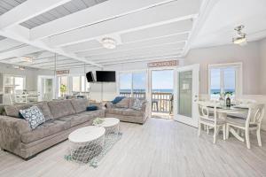 Stunning Ocean Views - Recently Renovated Home & Warm Sunsets