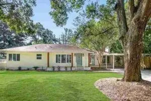 Mid City ranch! Huge backyard/Private pool! - Zachary