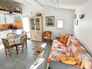 Location Type 2 à Bretignolles-sur-Mer : piscine chauffée, tennis, près commerces et plage - FR-1-231-293