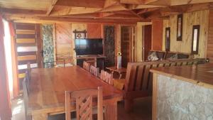 CABAÑA LA CASONA, salón, comedor y cocina amplia, con baño en la habitación y uno adicional, se alcanzan a ver las islas y el mar