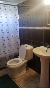 CABAÑA LA CASONA, salón, comedor y cocina amplia, con baño en la habitación y uno adicional, se alcanzan a ver las islas y el mar