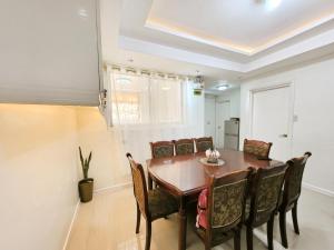Golden Queen Suites