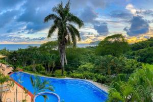 Modern condo with stunning ocean views in Samara