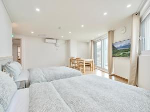 Studio Có Ban Công (Studio with Balcony)