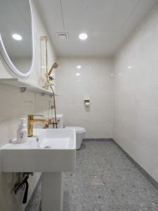 Studio Có Ban Công (Studio with Balcony)