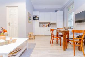 Central Cityscape Retreat by NW