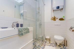 Central Cityscape Retreat by NW