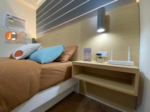 Amani Grand Resort Residences by JC SpaceRentals balcony pool view, Ground floor, 5mins from airport, free WIFI, NETFLIX