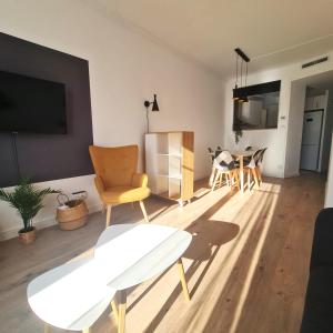 G74 AVENIDA GAUDI nice 4 bedrooms apartment with balcony- Sagrada Familia