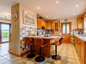 3 Bed in Kinnerton 90768