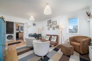 Madika Homes Stylish 2-Bed Apartment with Free Parking 10 Mins to Brent Cross & Edgware Tube - 埃奇韦尔