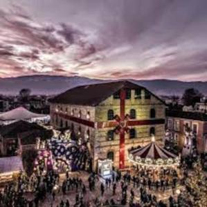 Χαίρε, ξεΐνε, παρ αμμι φιλησεαι